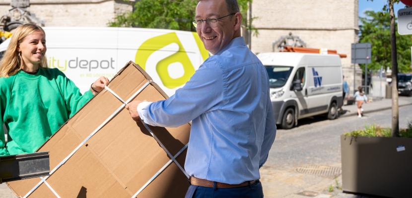 Delivery in a construction site A retailer receives a large delivery