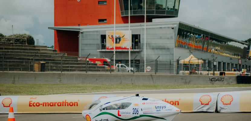 Hydros on the track The picture shows Hydros - the vehicle developed by the Hydrogen Pollub Team, which is on the Circuit Paul Armagnac during the Eco Shell Marathon
