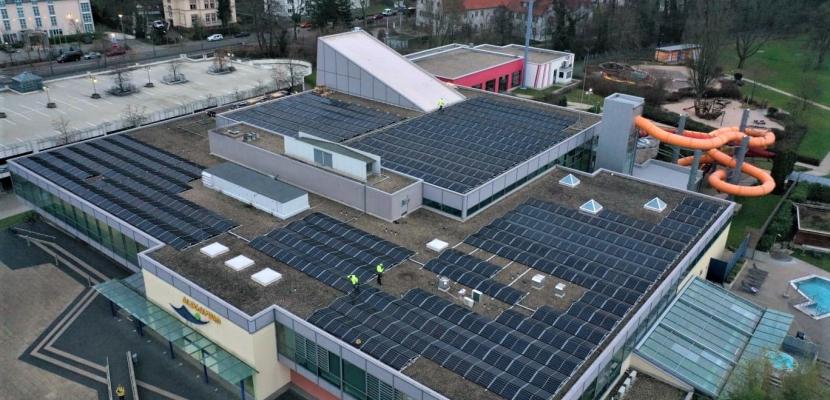 PV system of the "BürgerEnergiegenossenschaft Karlsruhe Ettlingen eG" (energy community) on the roof of the indoor swimming pool of Ettlingen. Bürgerenergiegenossenschaft, Photovoltaikanlage, PV-Anlage.