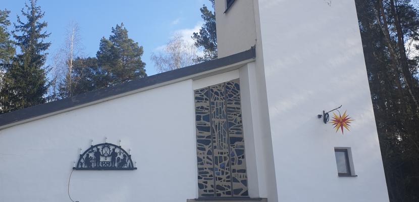 Façade and entrance of the Discovery Church