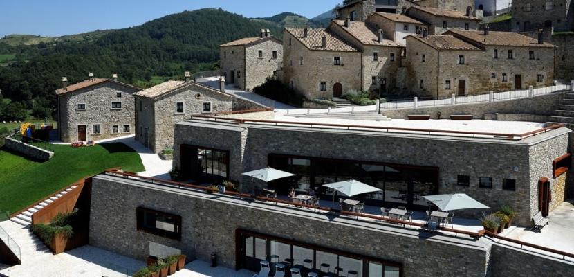 Albergo Diffuso "Borgotufi" Panoramic view of "Borgotufi" near the town of Castel del Giudice