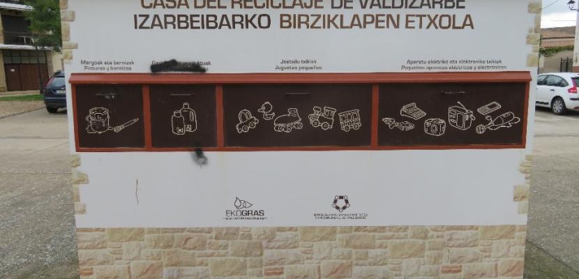 Mini house for depositing small waste Mini house for depositing small waste