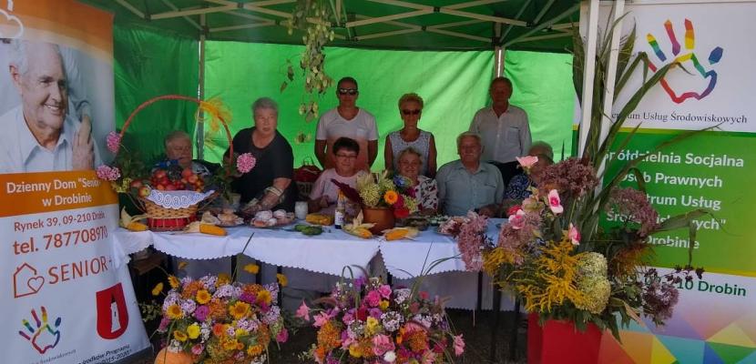 Presentation of the Social Cooperative of Legal Persons “Center for Environmental Services” Members of the Social Cooperative of Legal Persons “Center for Environmental Services” display their artistic products during the fair.