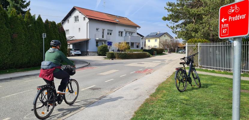 Gorenjska cycling network The image shows a signpoast on a cycling route that is part of the Gorenjska cycling network.