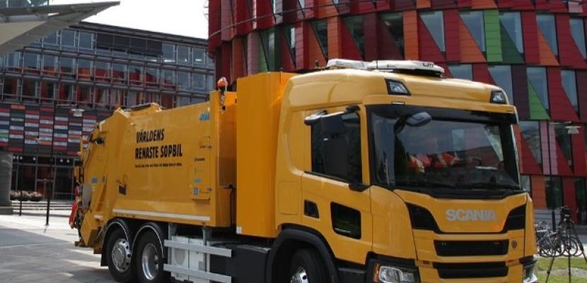 H2 trucks for waste collection Yellow truck for waste collection in front of an building