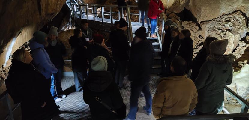 Group visit to the "autumn (fall) labyrinth cave" Breitscheit You see people in a dark cave