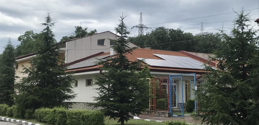 Photovoltaic installations with battery storage in social buildings 