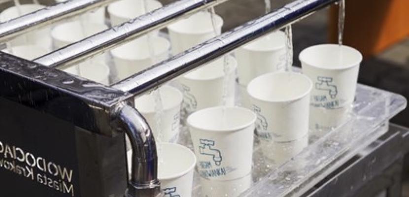 Reusable caps filled with tap water during running events Reusable caps filled with tap water during running events