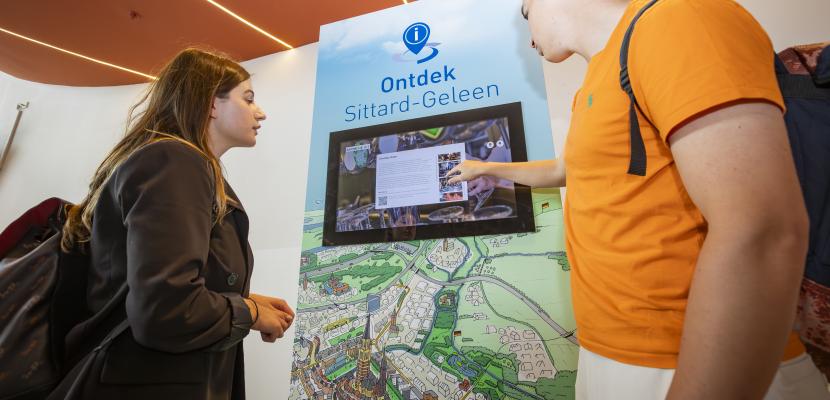 Inspiration screens Two persons using the Inspiration Screen for the municpality Sittard-Geleen