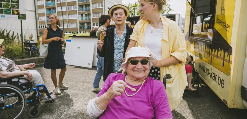 Neighbours connecting at a neighbourhood party in Aalst to introduce the platform 'Neighbour Matcher'