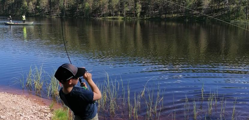Anglingday Child is getting a fish by the lake