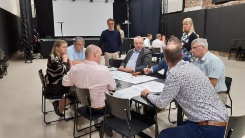 The Päijät-Häme chairpersons' Forum working together aroud a common topic A group of people sitting around the table