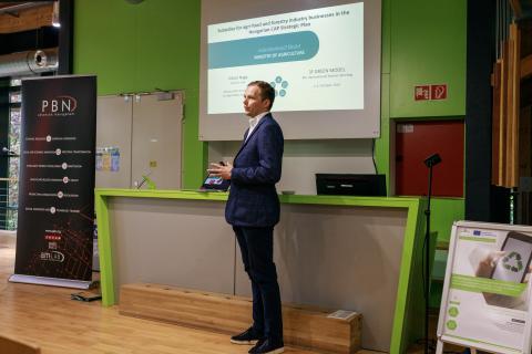Viktor Nagy, Deputy State Secretariat for Agriculture Economics, speaks at 3F Partner meeting. Viktor Nagy from Deputy State Secretariat for Agriculture Economics, Hungary, presents to a group.