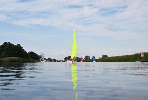 Kitesurfing and sailing equipment adapted for the disabled
