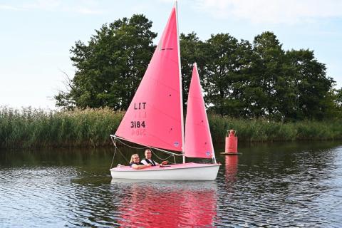 Kitesurfing and sailing equipment adapted for the disabled