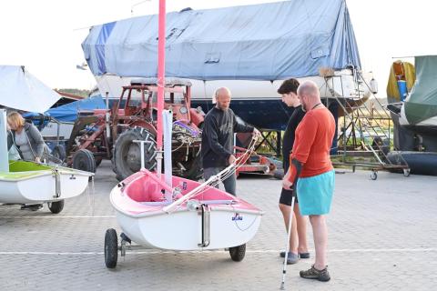 Kitesurfing and sailing equipment adapted for the disabled