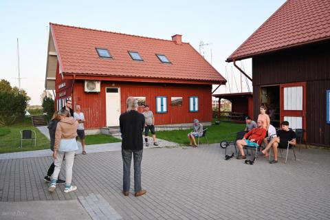 Kitesurfing and sailing equipment adapted for the disabled