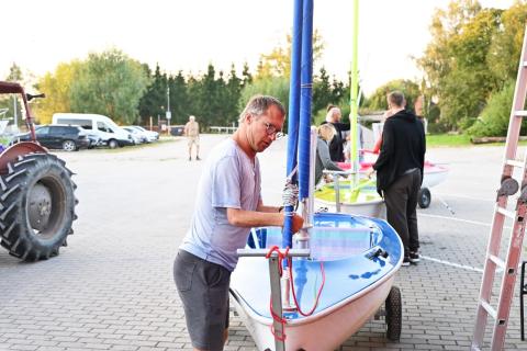 Kitesurfing and sailing equipment adapted for the disabled