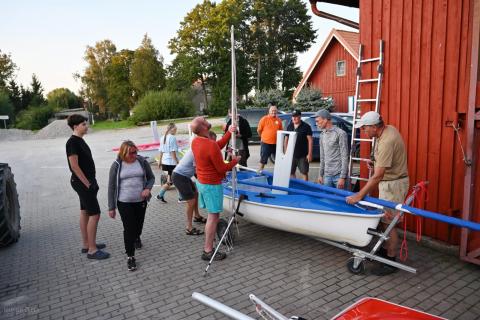 Kitesurfing and sailing equipment adapted for the disabled