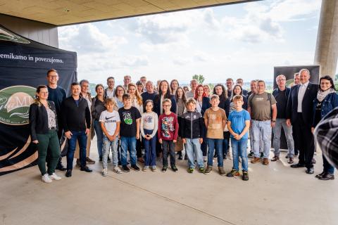 SMEOrigin partners together with the children and teachers from the School of Regionality SMEOrigin partners together with the children and teachers from the School of Regionality