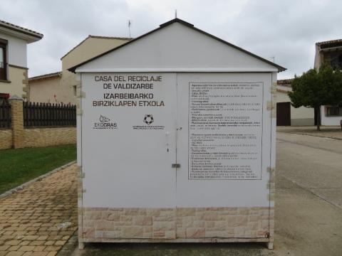 Mini house for depositing small waste