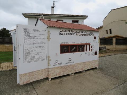 Mini house for depositing small waste