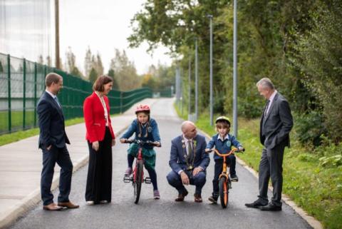 Pictured at the official opening of the Castletroy Greenway were, Noel Feenelly, Programme Manager for National Transport Authority, Minister of State at the Department of Transport, Hildegarde Naughton, Mayor of the City and County of Limerick, Cllr Daniel Butler and Brian Kennedy, Director of Transportation and Mobility Limerick City and County Council with Gaelscoil Chaladh an Treoigh pupils, Cliodhna de Brugh and Oisin Poole