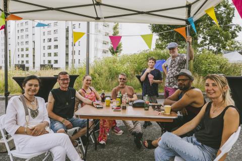 Neighbours connecting at neighbourhoud party in Aalst to launch platform 'Neighbour Matcher'