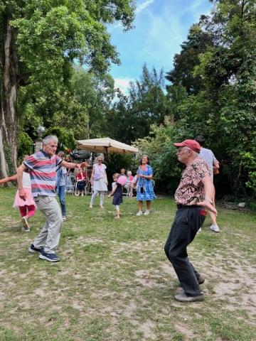 Picture of Tag der ACHTsamkeit (Day of Mindfulness, Neighbourhood Day) of the 5 o'clock tea, which invites people with and without dementia to dance across generations like back then. Picture of Tag der ACHTsamkeit (Day of Mindfulness, Neighbourhood Day) of the 5 o'clock tea, which invites people with and without dementia to dance across generations like back then.