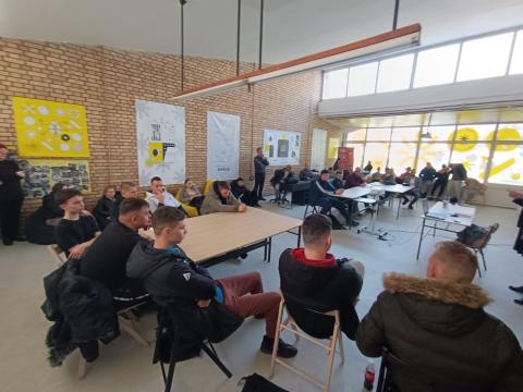 Public at the conference in the school in Bac
