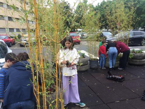 Transition experiment: construction of the 1st recycled parklet with the support of the school community