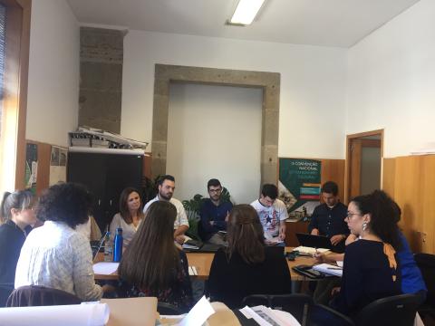 Meeting between researchers and technicians
