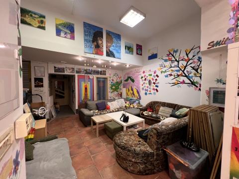 LIVING room