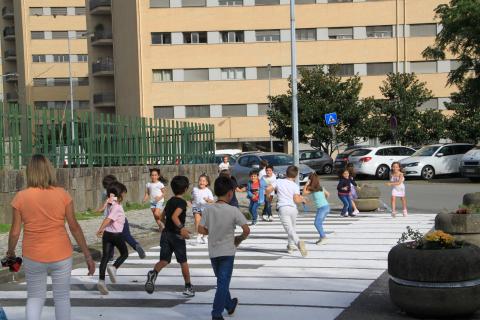 The reallocation of the public space, which used to be occupied by around 20 cars, can now be used by the school community for other activities (e.g. picking up and dropping off students at the bus stop, movement of groups on the wide sidewalk, relaxed and playful moments like the one seen in the picture).