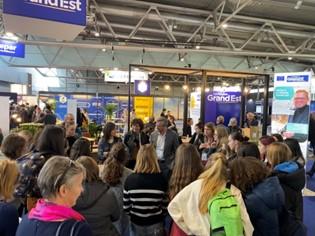 Young girls visiting stand Région Grand Est