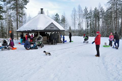 Winter family event and skiing at the small cottage with fireplace, Finland