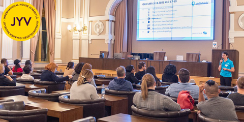 Juttuklubi members sitting in the Jyväskylä town hall