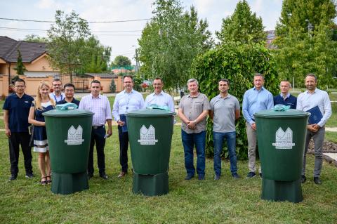 On this picture, you can see the people with rainwater barrels