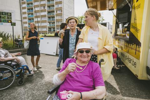 Neighbours connecting at a neighbourhood party in Aalst to introduce the platform 'Neighbour Matcher'