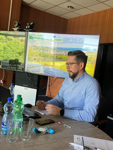 Stanislav Laktiš presented a draft of SWOT analysis of the REC4EU Stanislav speaking at the meeting