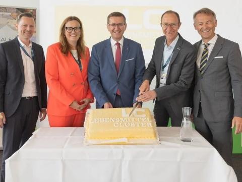 From left: Christian Altmann (Business Upper Austria), Food Cluster Manager Heidrun Hochreiter (Business Upper Austria), State Minister for Economic Affairs Markus Achleitner, Food Cluster Advisory Board Spokesman Andreas Haider (Unimarkt) and Werner Pamminger (Business Upper Austria) © cityfoto/Roland Pelzl From left: Christian Altmann (Business Upper Austria), Food Cluster Manager Heidrun Hochreiter (Business Upper Austria), State Minister for Economic Affairs Markus Achleitner, Food Cluster Advisory Board Spokesman Andreas Haider (Unimarkt) and Werner Pamminger (Business Upper Austria) © cityfoto/Roland Pelzl