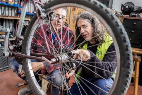 Arréglatelas - hemen Kompon self-repair workshop A person helping repair a bike