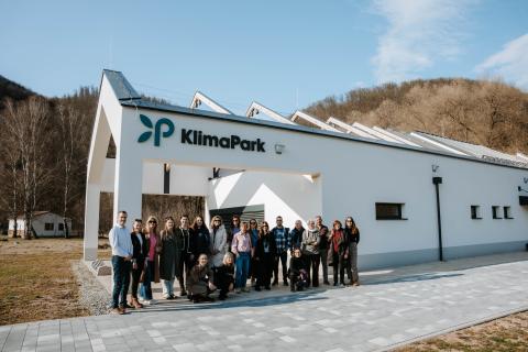 Joint picture of stakeholder group Group of people standing outside