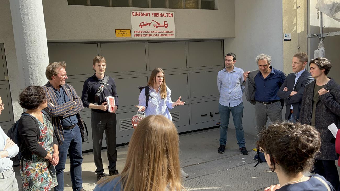 Group of people in front a building entrance 