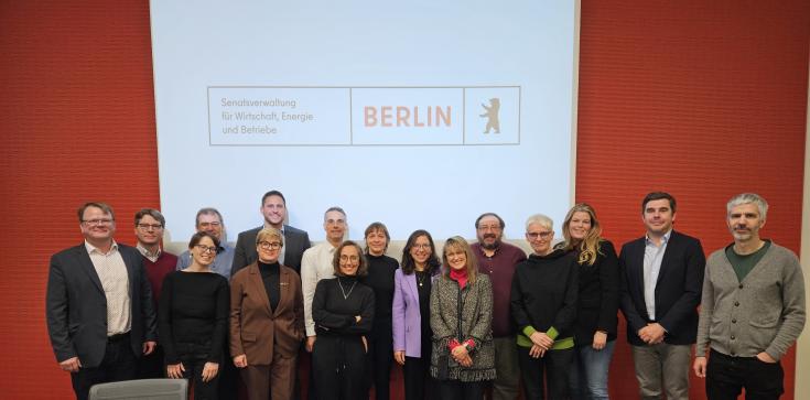 Group picture peer review Image of host and peers at the peer review