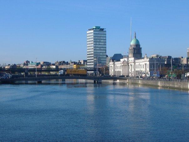 Dublin and the Liffey Il Liffey in downtown Dublin, and the City Hall in the background