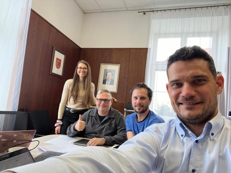 Circularity Scan Chocen 4 persons, including the mayor of Chocen to perform the circularity scan