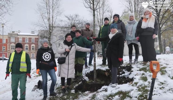 Katowice Stakeholder meeting 2 People together outside gardening in the snow but posing for the picture