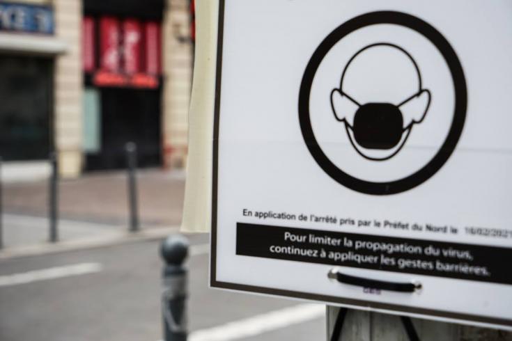 A sign in french about mandatory facemasks A sign in french about mandatory facemasks