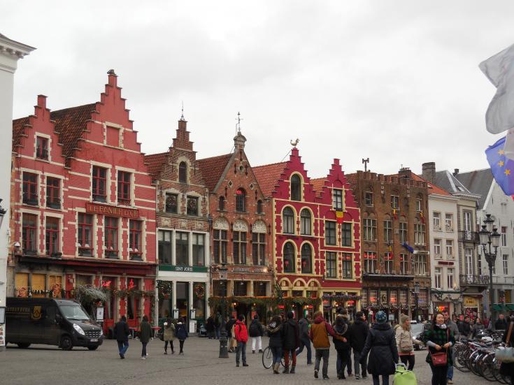 BE_Tourists-in-Bruges-Copr-2013